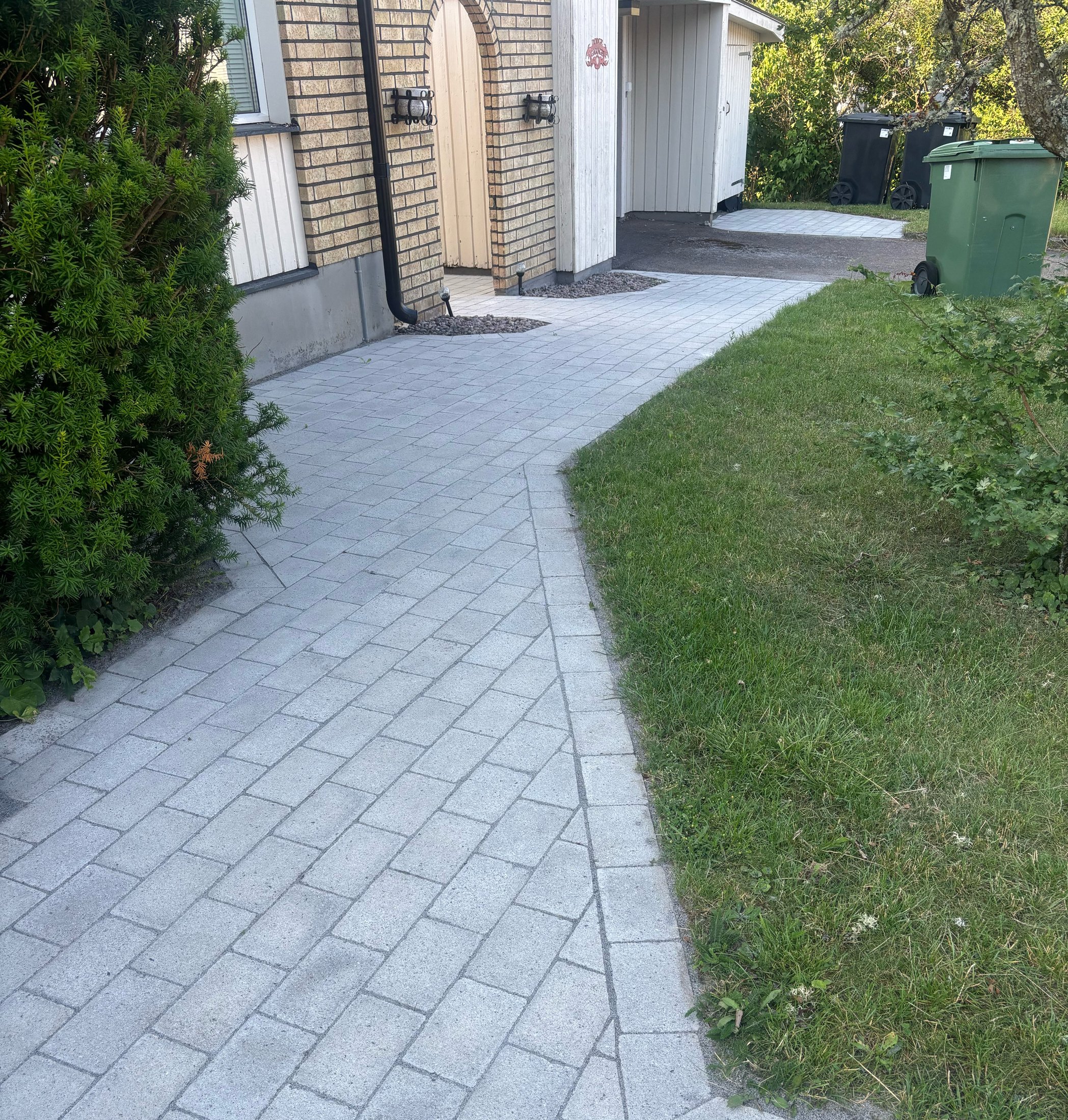 Gångväg efter ogräsrensning