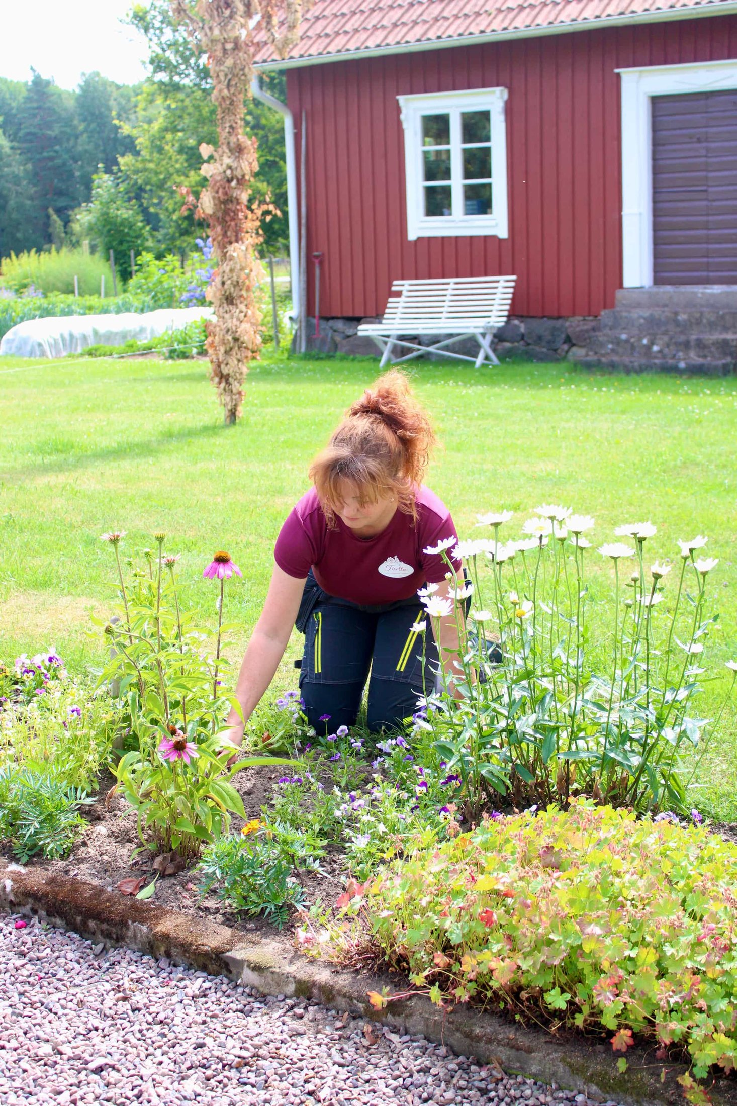 Fixella arbetar i rabatten